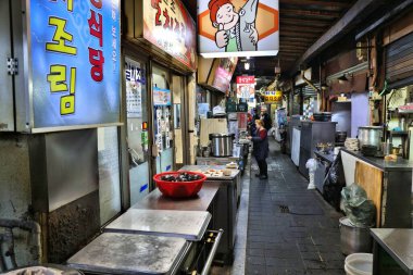 SEOUL, Güney Kore - 6 Nisan 2023: Seul, Güney Kore 'deki Namdaemun Market' te Kore yemeği hazırlayan tedarikçiler.