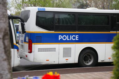 SEOUL, Güney Kore - 6 Nisan 2023: Seul, Güney Kore caddesinde park halindeki polis otobüsü.