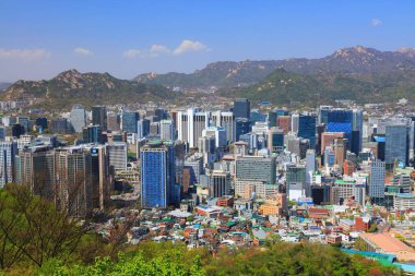 SEOUL, Güney Kore - 8 Nisan 2023 Güney Kore 'deki Seul şehir manzarası. Jung bölgesinin Myeongdong ve Chungmuro mahalleleriyle şehir manzarası..