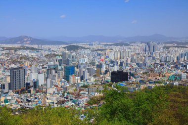 SEOUL, Güney Kore - 8 Nisan 2023 Güney Kore 'deki Seul şehir manzarası. Jung ve Jongno şehirlerinin Ssangnim-dong ve Chungmuro mahalleleriyle manzarası..