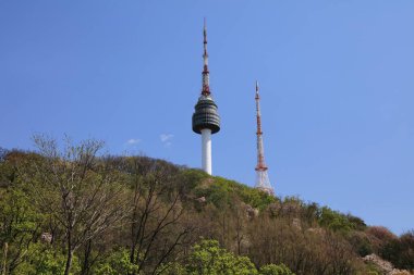 SEOUL, Güney Kore - 8 Nisan 2023: N Seul Kulesi namı diğer Namsan Kulesi, Seul Namsan Parkı 'nda iletişim ve gözlem.