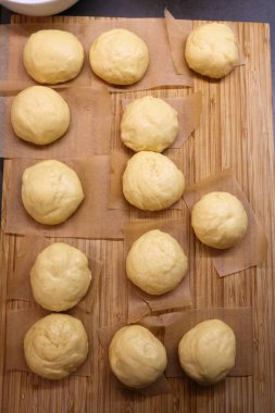 Ev yapımı mayalı çörek yapıyorum. Kızarmadan önce çiğ hamur köftesi. Polonya 'da Tlusty Czwartek (Şişman Perşembe) tatili için yapılmış Polonya çörekleri.