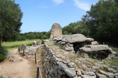 İtalya, Sardinya 'da dev bir mezar. Arzachena yakınlarında Coddu Vecchiu 'nun mezarı. Bronz çağ megalit ve çelik..