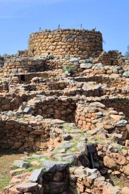 Sardinya 'daki Arzachena yakınlarında Nuraghe La Prisgiona. İtalya 'nın Sardunya kentindeki antik neolitik medeniyetin Nuragic anıtı.