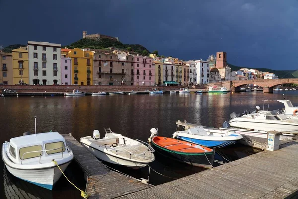 Bosa Townscape Italiaanse Stad Sardinië Eiland Provincie Oristano Naderende Regen — Stockfoto