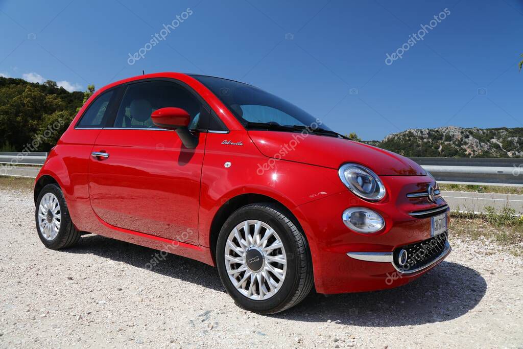 SARDINIA, ITALIA 27 DE MAYO DE 2023 Fiat 500 Dolcevita, pequeño