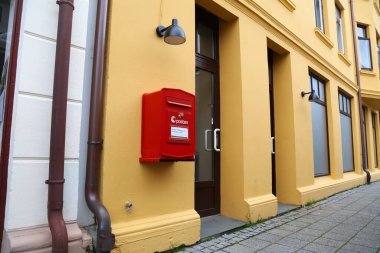 ALESUND, NORway - 27 Temmuz 2020: Alesund 'da Posten Norge' un (Norveç Posta Postası) kırmızı posta kutusu. Posten 1647 'de kuruldu..