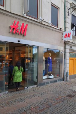 GOTHENBURG, SWEDEN - 26 Ağustos 2018: İnsanlar Göteborg, İsveç 'teki H & M moda mağazasını ziyaret ediyor. H & M, gündelik koleksiyonuyla uluslararası alanda tanınan bir İsveç markasıdır..