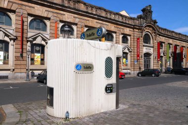 DRESDEN, Almanya - 10 Mayıs 2018: Dresden, Almanya 'da umumi tuvalet yapısı.