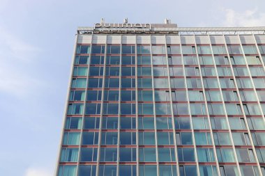 DRESDEN, Almanya - 10 Mayıs 2018: Dresden, Almanya 'da Pullman Hotel zincir otel binası. Pullman markası AccorHotels 'in bir parçasıdır..