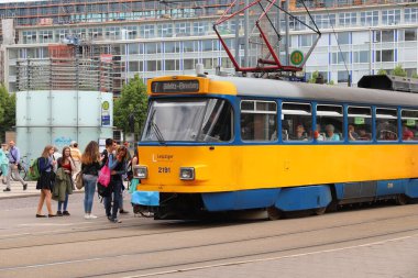 LEIPZIG, ALMANY - 9 Mayıs 2018: İnsanlar Leipzig, Almanya 'da klasik geçmişe dönük elektrikli tramvaya biniyorlar. Leipzig Almanya 'nın en büyük 10. şehridir..