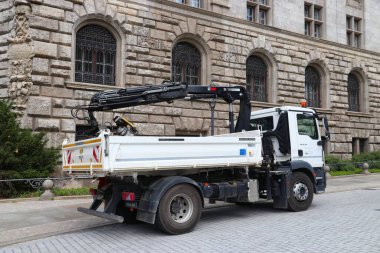LEIPZIG, ALMANY - 9 Mayıs 2018: Hiab XS 111 kamyonlu adam kamyonu Almanya 'da inşaat alanının yanına park edildi.