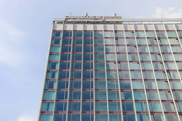 DRESDEN, Almanya - 10 Mayıs 2018: Dresden, Almanya 'da Pullman Hotel zincir otel binası. Pullman markası AccorHotels 'in bir parçasıdır..