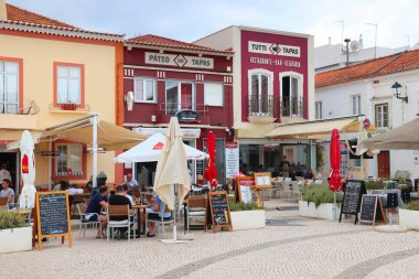 FERRAGUDO, PORTUGAL - 27 Mayıs 2018: Portekiz 'in Algarve bölgesindeki Ferragudo kasabasını ziyaret edenler.