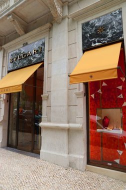 LISBON, PORTUGAL - 6 Haziran 2018: Lizbon 'daki Avenida da Liberdade' deki Bulgari lüks marka mağazası. Bu ünlü bulvar lüks marka alışverişi ve en iyi gayrimenkulleri ile ünlüdür..