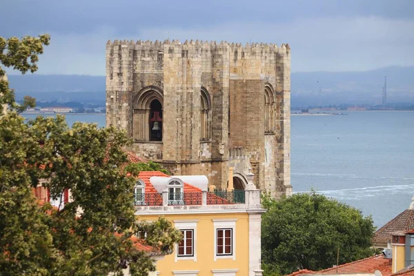 Uitzicht Stad Lissabon Met Cathedral Bij Regenachtig Weer Tagus Rivier — Stockfoto