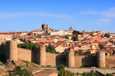 İspanya 'daki Avila kasabası. Ortaçağ surları olan şehir manzarası.