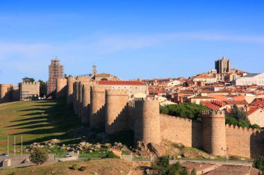 İspanya 'daki Avila kasabası. Ortaçağ surları olan şehir manzarası.
