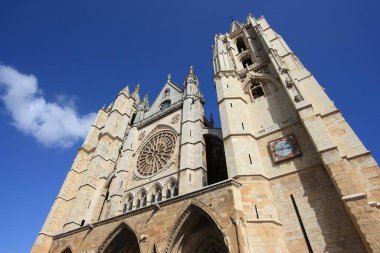 İspanya 'daki Leon kasabası. Gotik katedral İspanyolca 'da Katedral de Leon olarak bilinir. İspanyol Kültür Mirası Anıtı.