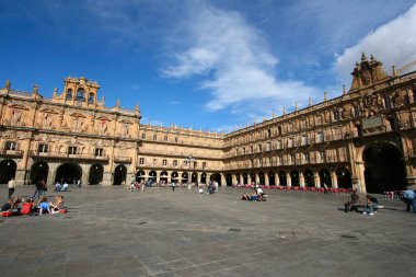 SALAMANCA, İspanya - 10 Ekim 2008: İspanya 'nın Salamanca kentindeki ana Meydan Belediye Başkanını ziyaret edenler.