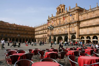 SALAMANCA, İspanya - 11 Ekim 2008: İspanya 'nın Salamanca kentindeki ana Meydan Belediye Başkanını ziyaret edenler.