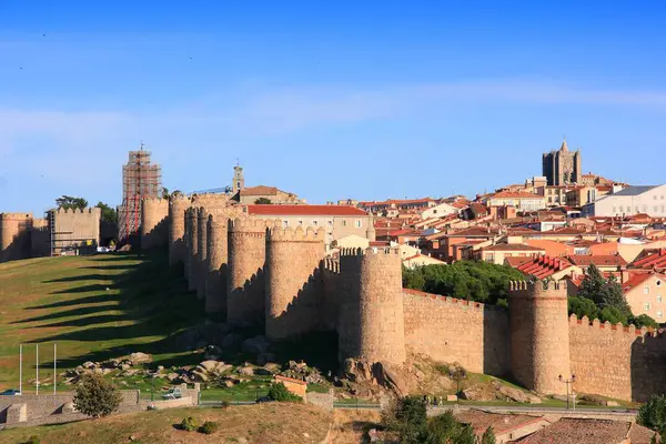 İspanya 'daki Avila kasabası. Ortaçağ surları olan şehir manzarası.
