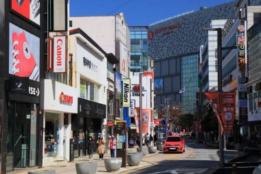 BUSAN, Güney Kore - 27 Mart 2023: Nampo-dong şehir merkezindeki Busan şehri sokak manzarası.