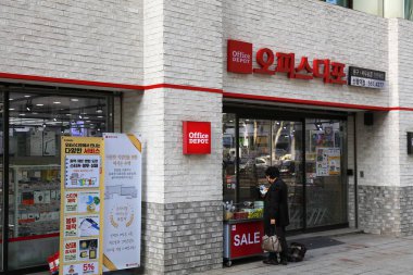 SEOUL, Güney Kore - 7 Nisan 2023: Seul, Güney Kore 'nin Gangnam semtindeki Office Depot ofis malzemeleri mağazasını ziyaret eden müşteri.