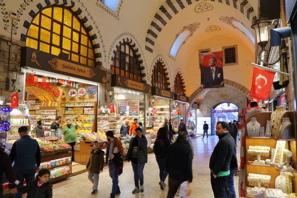 Istanbul Turkey Március 2023 Emberek Meglátogatják Egyiptomi Bazárt Más Néven — Stock Fotó