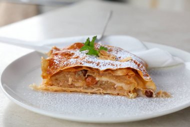 Avusturya mutfağı. Elmalı turta (Apfelstrudel) pudra şekerli. Viyana hamur tatlısı.