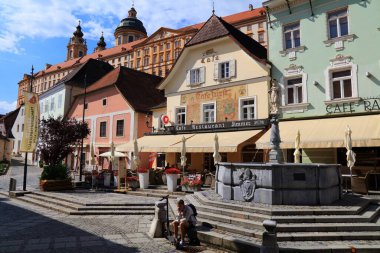 MELK, AUSTRIA - 1 Ağustos 2022: Avusturya 'nın Wachau bölgesindeki eski Melk kasabasını ziyaret ediyorlar. Melk çoğunlukla manastırı tarafından tanınan popüler bir yerdir (Stift Melk).