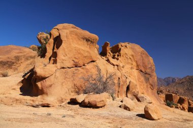 Tafraoute, Fas 'taki Anti-Atlas Dağları. Kızıl Kaya Çölü manzarası.