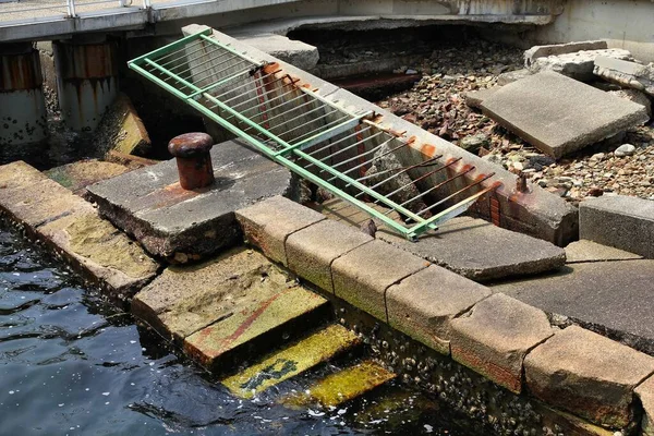 Kobe, Japonya 'daki Meriken Rıhtımı' nı mahvetti. 1995 'teki Büyük Hanshin Depremi' nde hasar görmüş ve anıt olarak saklanmıştır..