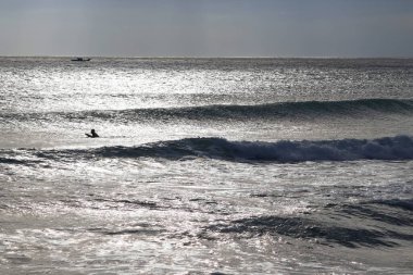 Kenting Ulusal Parkı, Tayvan 'da büyük dalgalar bekleyen sörfçü..