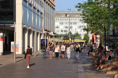 LEIPZIG, ALMANY - 9 Mayıs 2018: İnsanlar Leipzig, Almanya 'daki Grimmaische Caddesi' ni ziyaret ediyor. Leipzig 582.277 nüfusuyla Almanya 'nın en büyük 10. şehridir..
