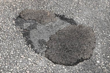 Lizbon, Portekiz 'deki şehir caddesinde bir çukur var. Yol bakımı kavramı.