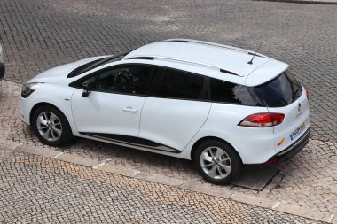 COIMBRA, PORTUGAL - 26 Mayıs 2018: Portekiz 'de Renault Clio ekonomi kompakt steyşın vagon. Portekiz 'de 5.1 milyondan fazla motorlu araç kayıtlı..