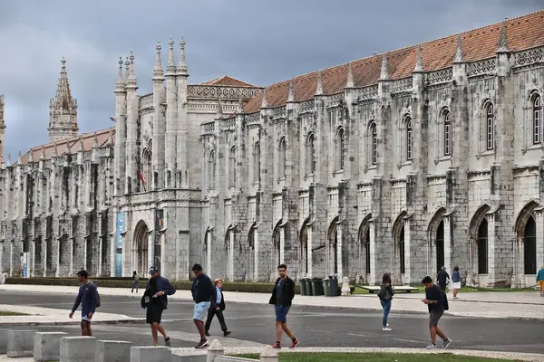 Lissabon Portugal Juni 2018 Mensen Bezoeken Jeronimos Monastery Hieronymites Klooster — Stockfoto