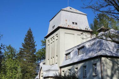 Polonya 'daki Jastrzebie Zdroj şehri. Tarihi Spa Parkı (Lehçe: Park Zdrojowy) ve tarihi belediye kültür evi (Lehçe: Dom Kultury).