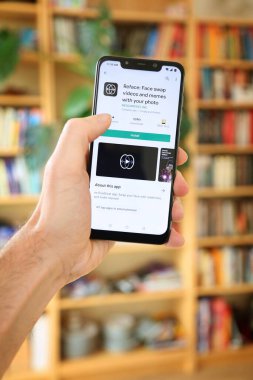 WARsaw, POLAND - 29 Ocak 2021: Android OS, Xiaomi akıllı telefon üzerinde Reface yüz değiştirme mobil uygulaması yükleyen kullanıcı.
