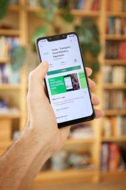 WARA, POLAND - 29 HAZİRAN 2021: Android işletim sistemi, Xiaomi akıllı telefonu üzerinde kullanıcı yakalama mobil uygulaması yüklüyor. Yakalama özel bir ulaşım ve yemek dağıtım platformu..
