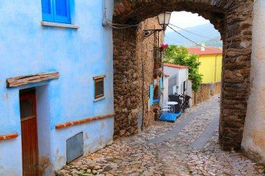 Posada Sardinya, İtalya 'da eski bir kasaba manzarası. Nuoro ilindeki Posada.