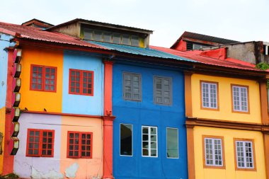 Kuching şehrinin renkli koloni mimarisi, Sarawak, Malezya.