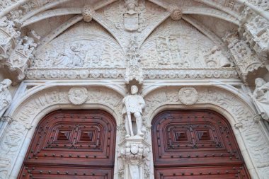 Portekiz, Lizbon 'un Belem bölgesindeki Jeronimos Manastırı veya Hieronymites Manastırı. Gotik el kitabı stili süslü taş işçiliği.