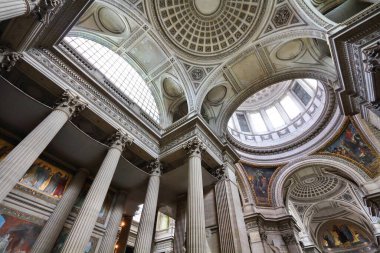 PARIS, FRANCE - 24 Temmuz 2011: Paris 'teki Pantheon' un İçi. Burası Fransızlar için en ünlü defin yeridir. 1790 'da tamamlandı..