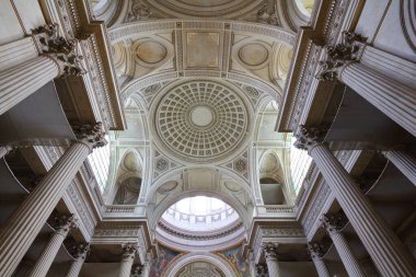 PARIS, FRANCE - 24 Temmuz 2011: Paris 'teki Pantheon' un İçi. Burası Fransızlar için en ünlü defin yeridir. 1790 'da tamamlandı..