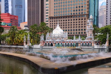 Jamek Camii (Mescidi Jamek), Kuala Lumpur şehrinin tanınabilir simgesi, Malezya.