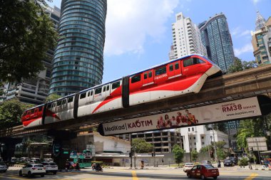 KUALA LUMPUR, MALAYSIA - 16 Mart 2024: Hızlı KL tek raylı treni Kuala Lumpur şehir merkezinde yükseltildi.