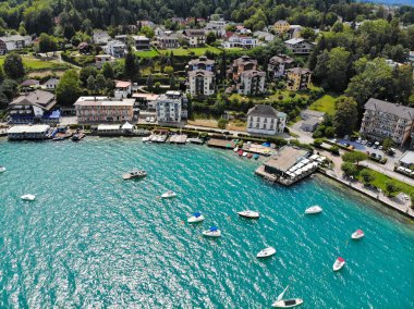 Avusturya Alpleri 'ndeki Worthersee Dağı Gölü. Carinthia eyaletindeki Avusturya manzarası. Velden am Worther See kasabası. Drone bakış açısı.