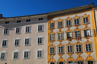 Salzburg şehri, Avusturya. Universitatsplatz Meydanı 'nın eski mimarisi.